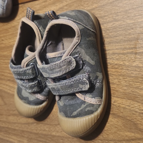 Cat and Jack Camo toddler shoes - Picture 2 of 3